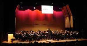 Het harmonieorkest op het concours van 2006 o.l.v. Jean Cosemans